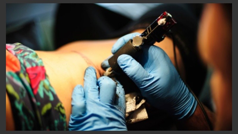 Una vez hecho el tatuaje, habrá que esperar cuatro meses para poder donar sangre.
