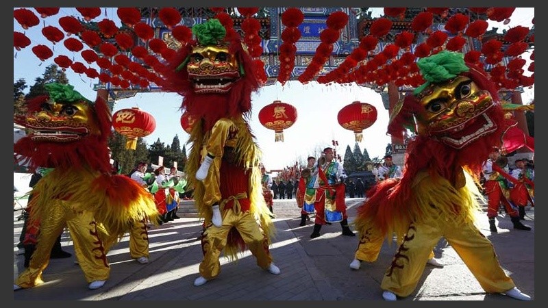 Un grupo de hombres actúan durante la presentación de la danza del león esperando el Año Nuevo.