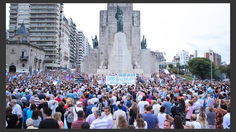 El epicentro de los reclamos en Rosario fue en el Monumento a la Bandera.