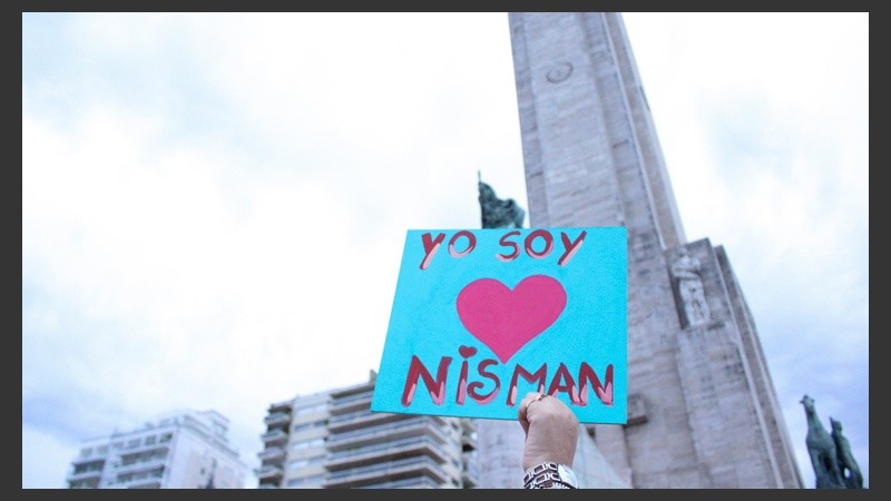 Un corazón en una cartel, muestra de solidaridad con el Fiscal fallecido.