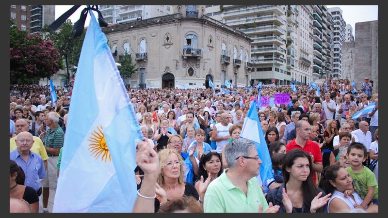 Una multitud participó del acto para pedir justicia por el fiscal Nisman en Rosario.