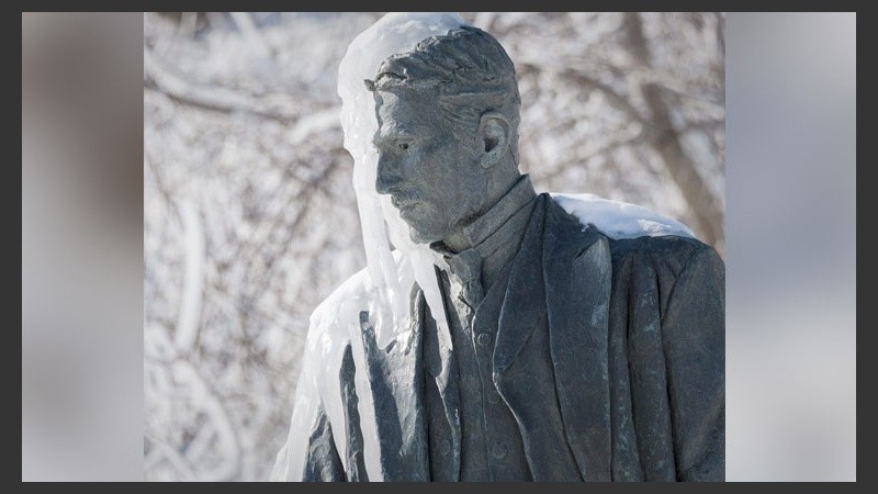 En los alrededores de las cataratas, una estatua de Nikola Tesla también sufre del frío.