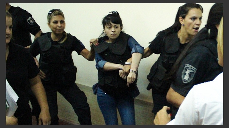 Rocío Ayelén Quiroz sale custodiada luego de la lectura de la sentencia.