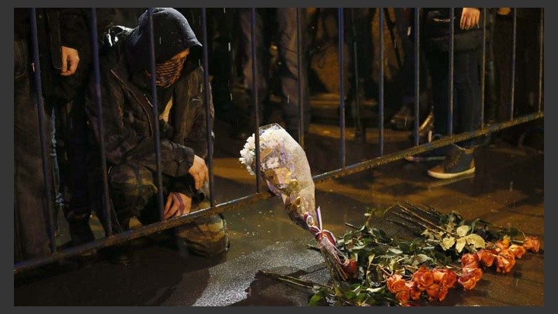Seguidores dejan flores en la escena del crimen.