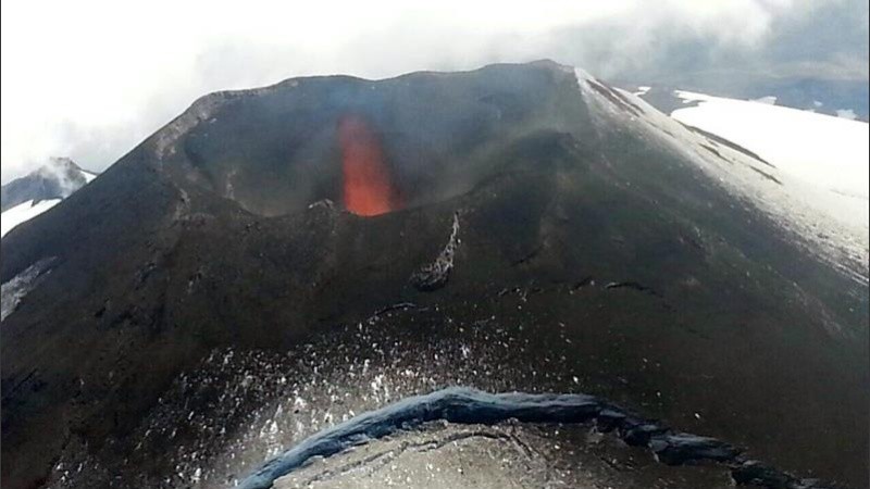 Se observa el cráter del volcán Villarrica.