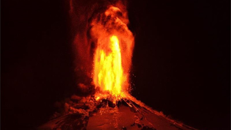 El volcán Villarrica en plena erupción.