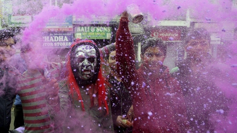Lugareños se arrojan polvos de colores mientras disfrutan del Festival Holi en Jammu.