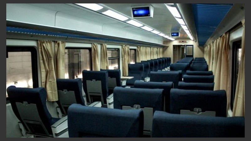 El interior del tren que une Rosario con la Capital. 