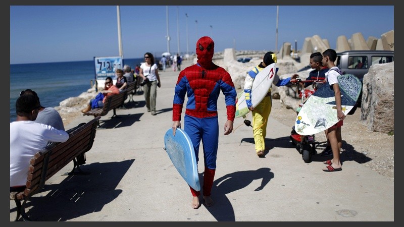Un surfista israelí con un disfraz de Spiderman participa en un consurso de disfraces y esquí con motivo del 