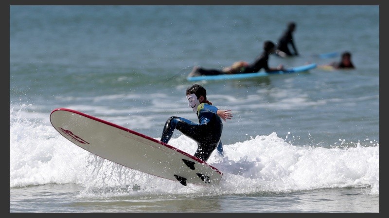 Un surfista israelí con una máscara de Guy Fawkes participa del concurso con motivo del 