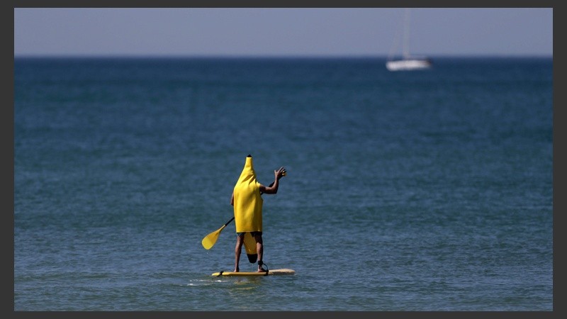 Un surfista israelí con un disfraz de banana participa del concurso con motivo del 