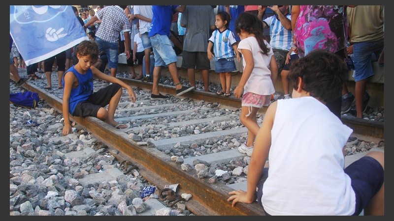 Producto de la demora en la llegada del tren muchos chicos decidieron ponerse a jugar sobre los rieles del tren