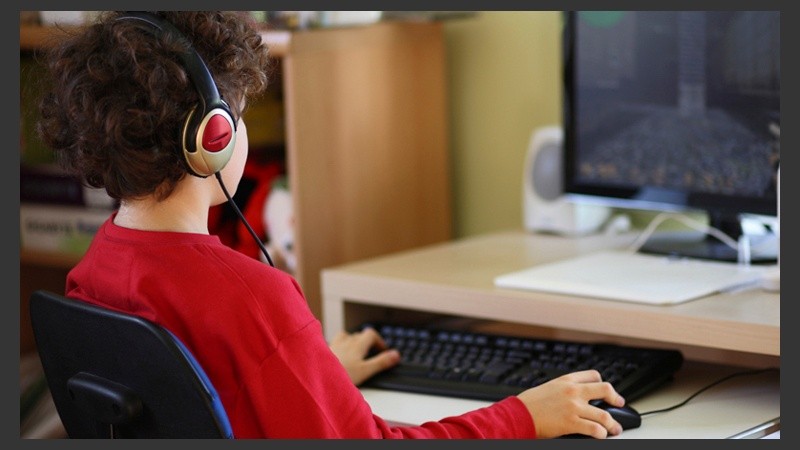 Si se dispone de recursos tecnológicos, se recomienda incorporar videojuegos educativos en el plan de estudios. 