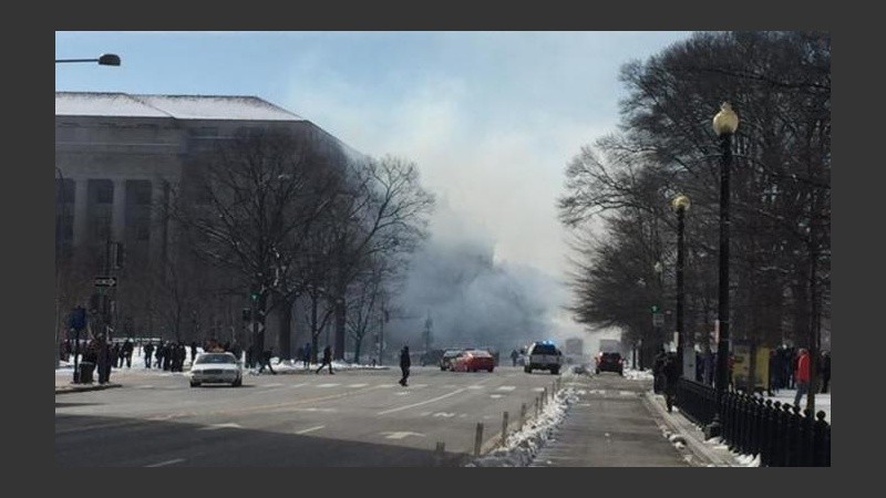 Alrededor de la Casa Blanca se veía una columna de humo.