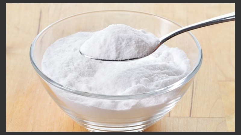 El bicarbonato de sodio tiene propiedades que actúan como un exfoliante natural capaz de eliminar las células muertas.