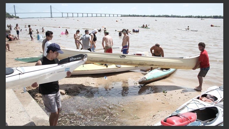 En verano es común ver todos los días gran presencia de kayakistas en el río.