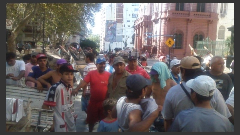 Los recolectores informales se concentraron frente a la Municipalidad.