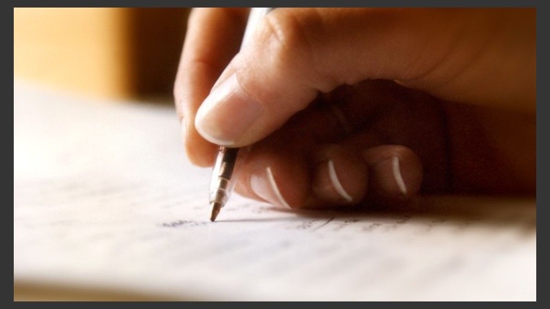 Escribir a mano estimula la creatividad y la capacidad expresiva.