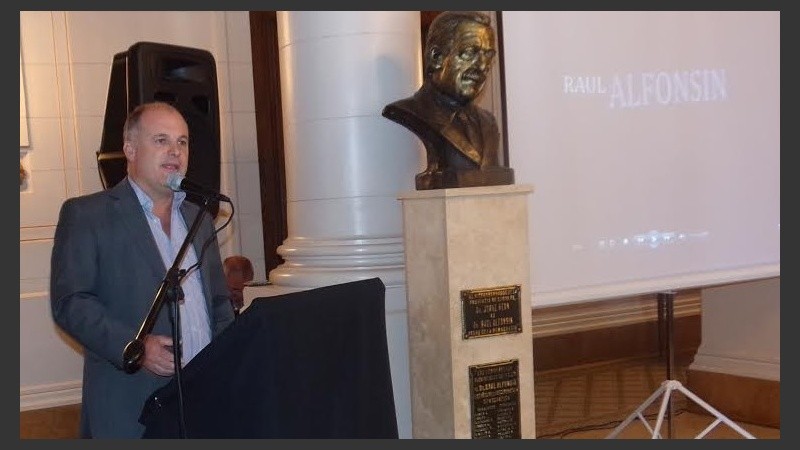 El vice de Bonfatti presidió un homenaje a Raúl Alfonsín, por el 88° aniversario de su natalicio.