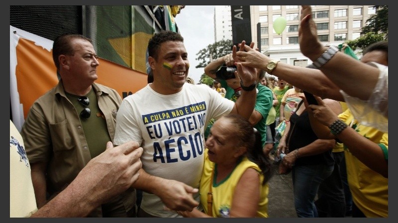 El ex futbolista Ronaldo apoyó la protesta y al opositor Aecio Neves.