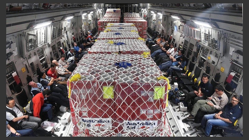 Fotografía de las ayudas internacionales a bordo de la aeronave australiana RAAF C-17.