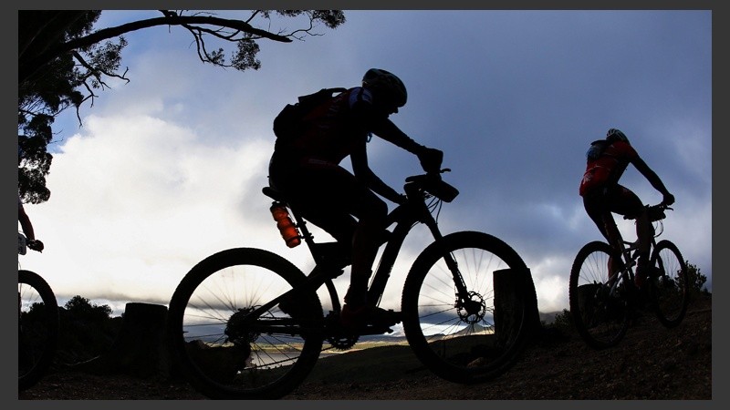 Dos ciclistas compiten durante la segunda etapa de 92 kilómetros en bicileta de montaña de la carrera Absa Cape Epic en Elgin. 