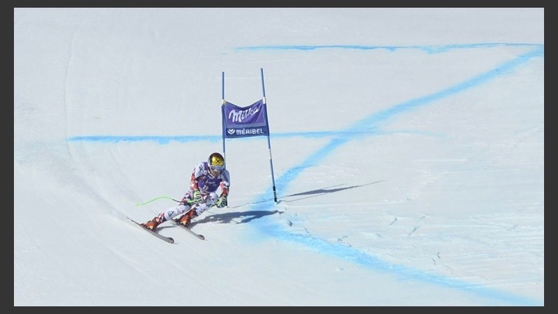 El esquiador austriaco Marcel Hirscher compite en la prueba de supergigante masculino durante las finales de la Copa del Mundo en Meribel. 