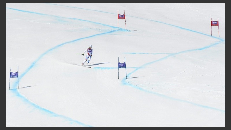 El esquiador suizo Carlo Janka tras perder un esquí mientras compite en la prueba de supergigante masculino durante las finales de la Copa del Mundo en Meribel. 
