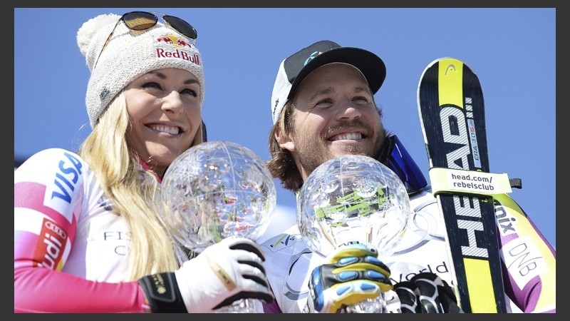 El esquiador noruego Kjetil Jansrud y la estadounidense Lindsey Vonn muestran sus respectivos trofeos de campeón en la clasificación general del supergigante. 
