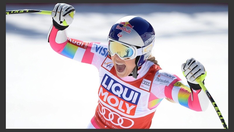 La esquiadora estadounidense Lindsey Vonn celebra tras ganar la claisificación general de la prueba de supergigante femenina.