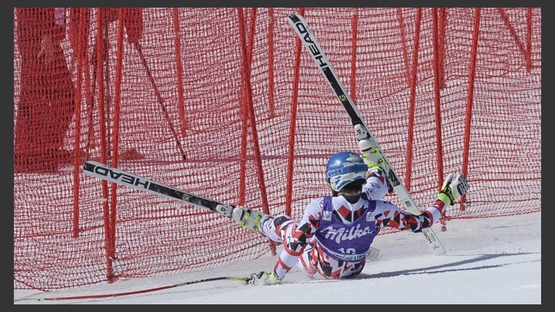 El esquiador austriaco Matthias Mayer sufre una caida mientras compite en la prueba de supergigante masculino durante las finales de la Copa del Mundo en Meribel. 