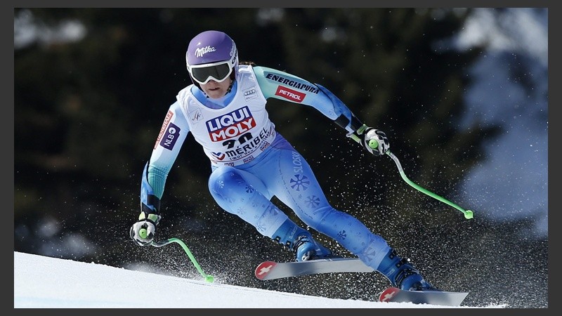 La esquiadora eslovena Tina Maze compite en la prueba de supergigante femenina durante las finales de la Copa del Mundo en Meribel. 