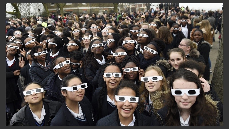 Estudiantes del convento de Santa Úrsula observan el eclipse solar parcial desde el observatorio de Greenwich, al sureste de Londres.