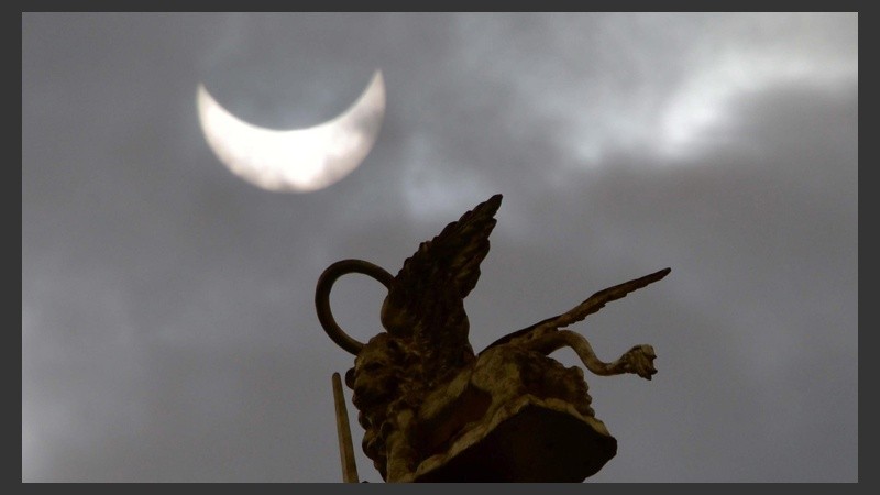 Vista del eclipse solar parcial tomada desde la Plaza de San Marcos, Venecia, Italia.