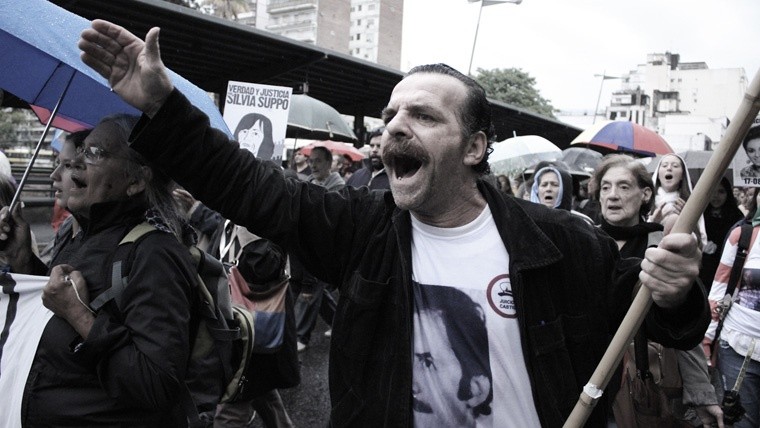 Paraguas al frente de la marcha, que partió desde Santa Fe y Moreno.