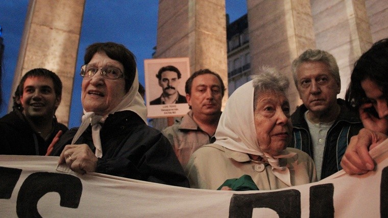 Las Madres esperaron a los que marcharon en el Monumento a la Bandera.