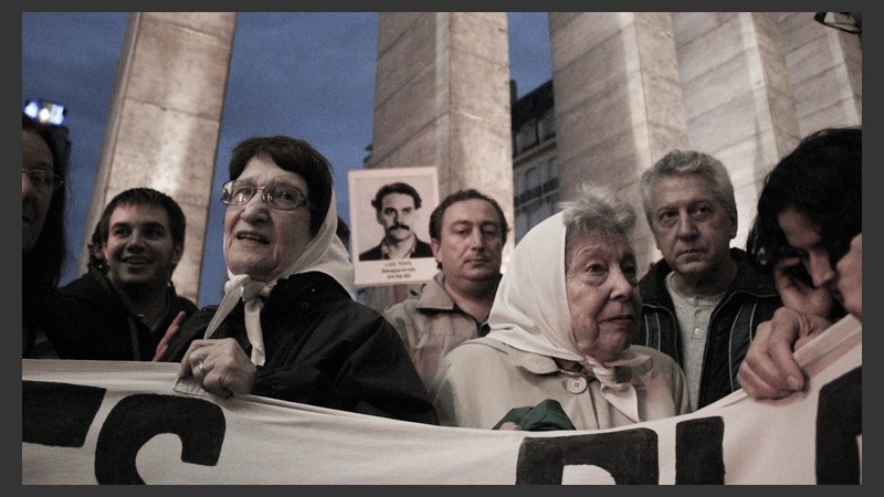 Las Madres esperaron la llegada de la marcha bajo el techo del Monumento.