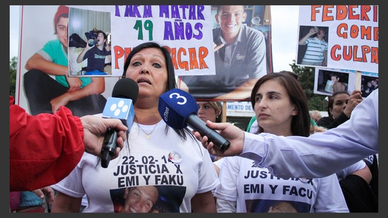 Fabiana Ferreyra y Valeria Stortoz, madres de las víctimas, hablando con la prensa.