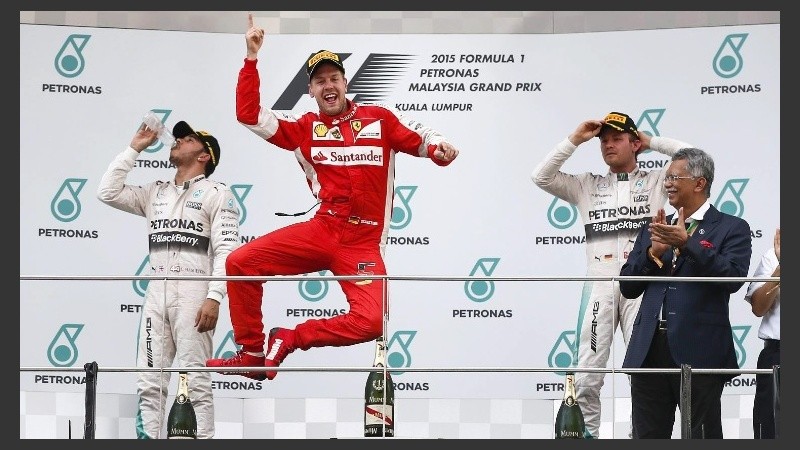 Toda la alegría de Vettel en el podio, compartido con Hamilton y Rosberg.