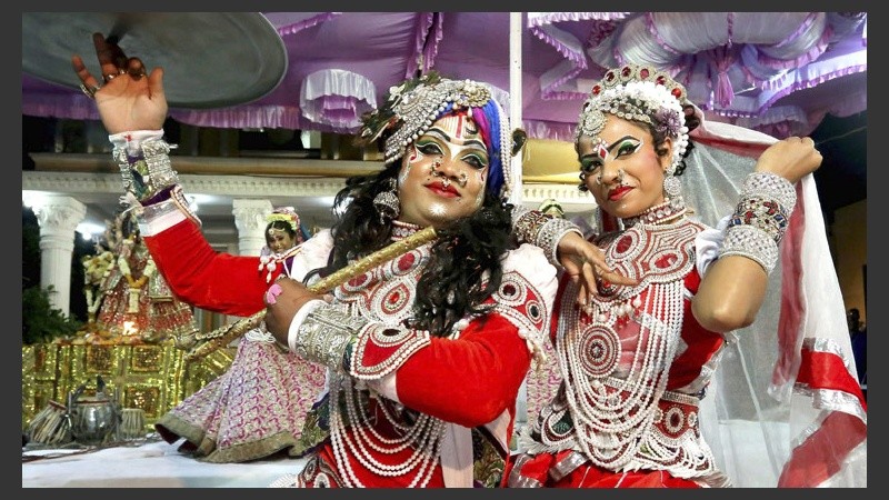 Dos mujeres representando a Krishna y Radha en una ceremonia en Srinagar.