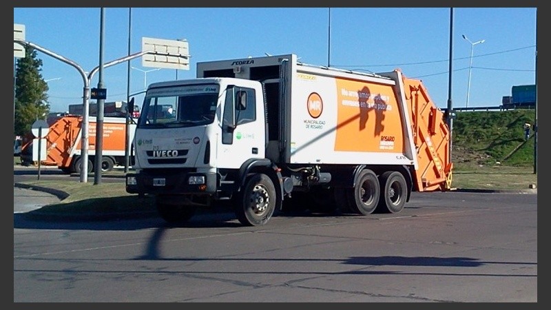 Los camiones recolectores, con el sello de la Municipalidad de Rosario.