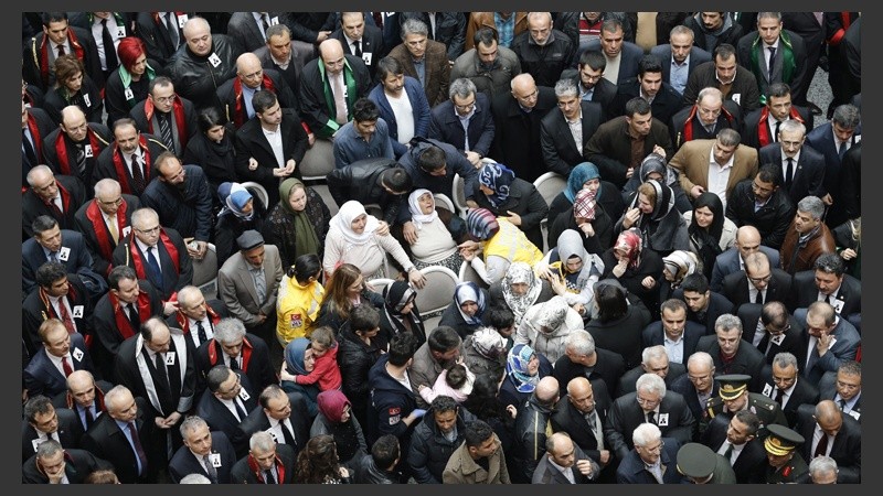 Abogados y familiares se lamentan durante el funeral del fiscal Mehmet Selim Kiraz en el Palacio de Justicia de Estambul. 
