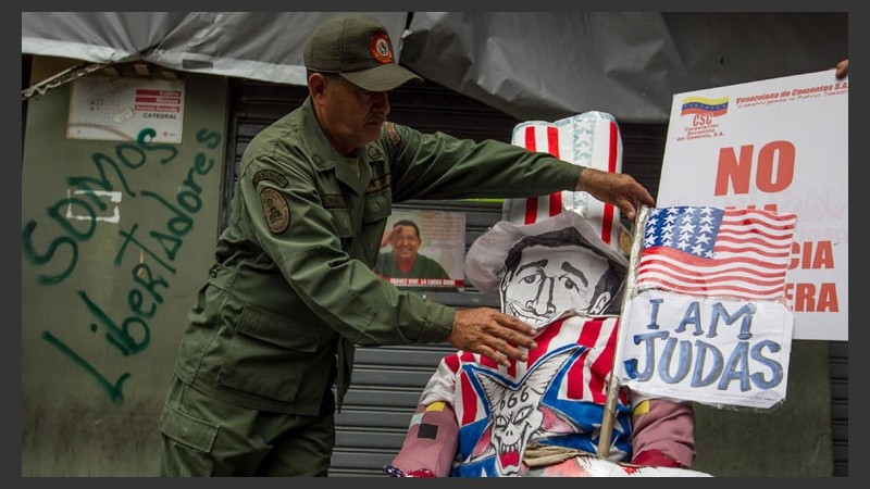 Un hombre arma un muñeco representando a los Estados Unidos.