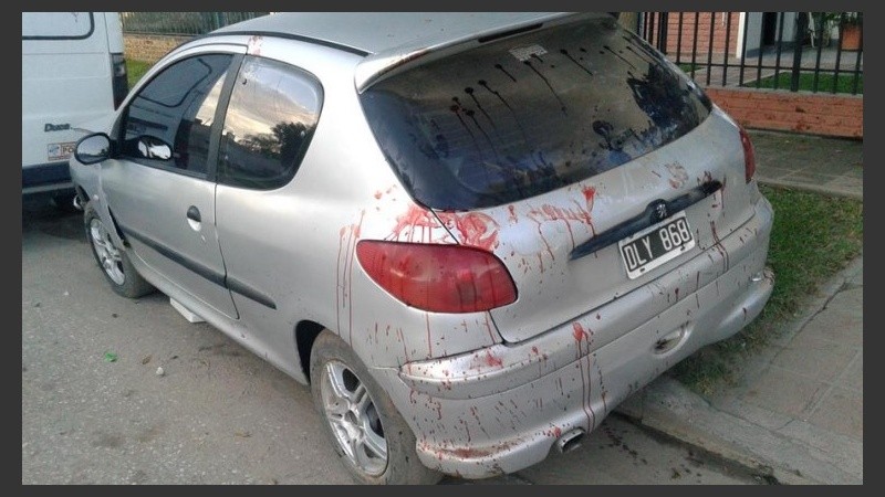 Los rastros de sangre quedaron en el auto de los ladrones. 