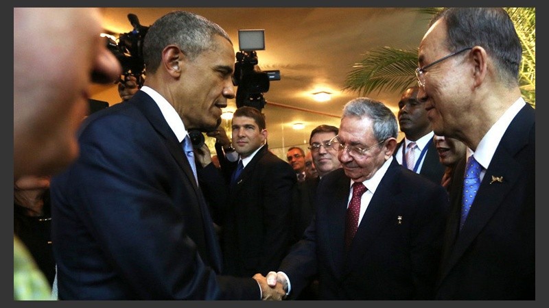 La foto que recorrió el mundo. Obama (EEUU) y Castro (Cuba)  en un apretón de manos.