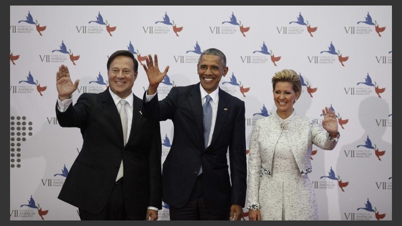 Barack Obama posa con el mandatario de Panamá, Juan Carlos Varela, y la primera dama panameña, Lorena Castillo.