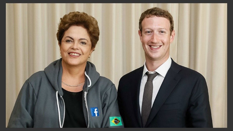 Dilma Rousseff se cruzó al fundador de Facebook, Mark Zuckerberg.