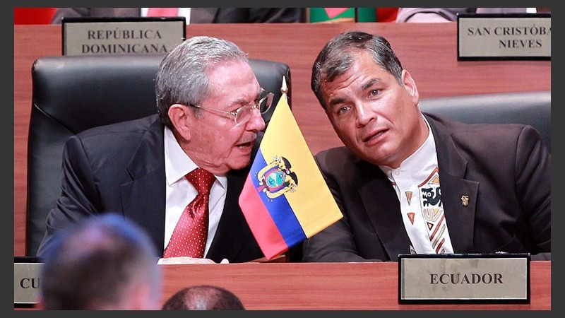 El presidente de Cuba, Raúl Castro, conversa con Rafael Correa (Ecuador).