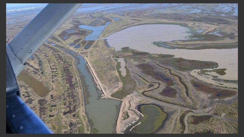 Vista aérea de la zona del humedal, con los terraplenes que cortan arroyos.