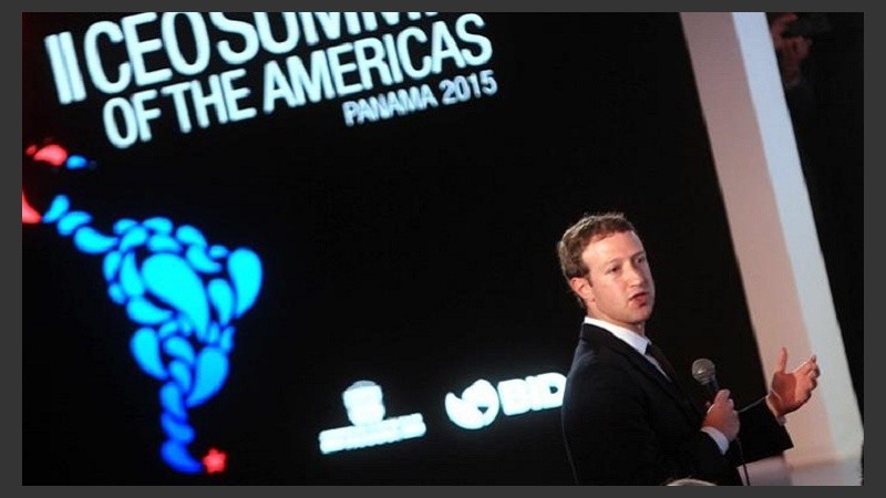 El fundador de Facebook participó de la cumbre empresaria en Panamá y se encontró con mandatarios.